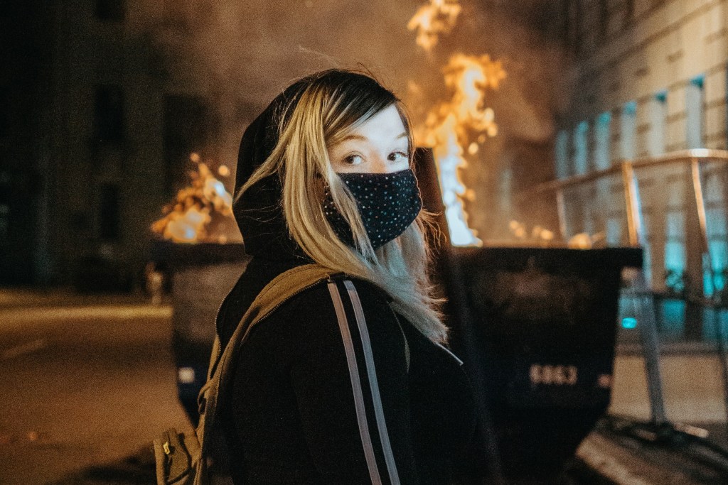 Этот безумный, жестокий&nbsp;мир