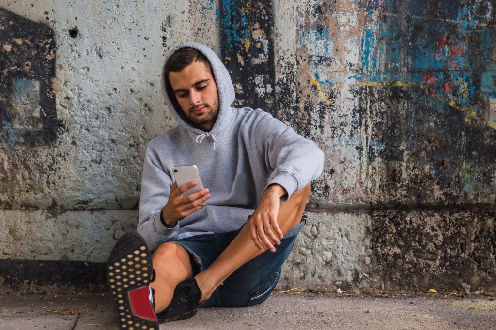 Нести людям радость