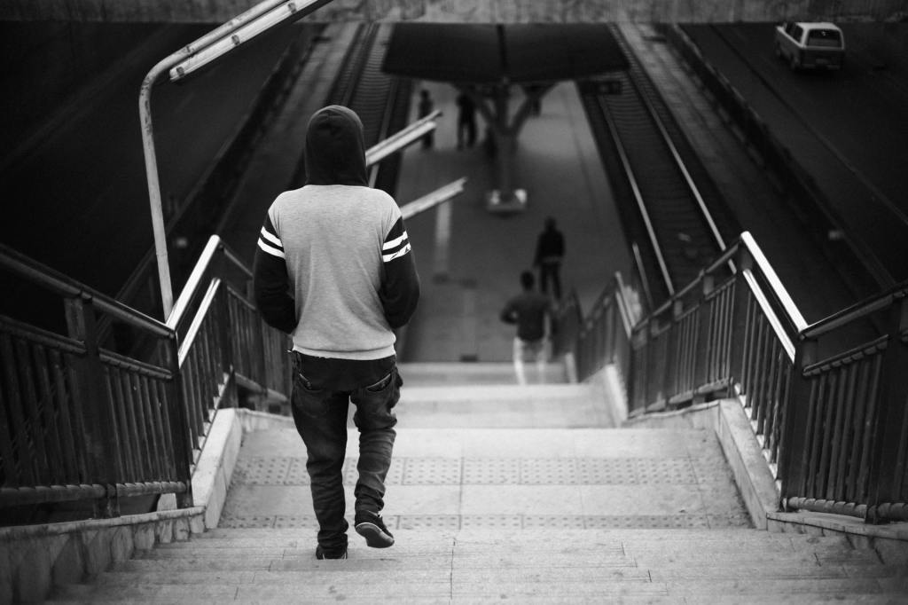 След в след