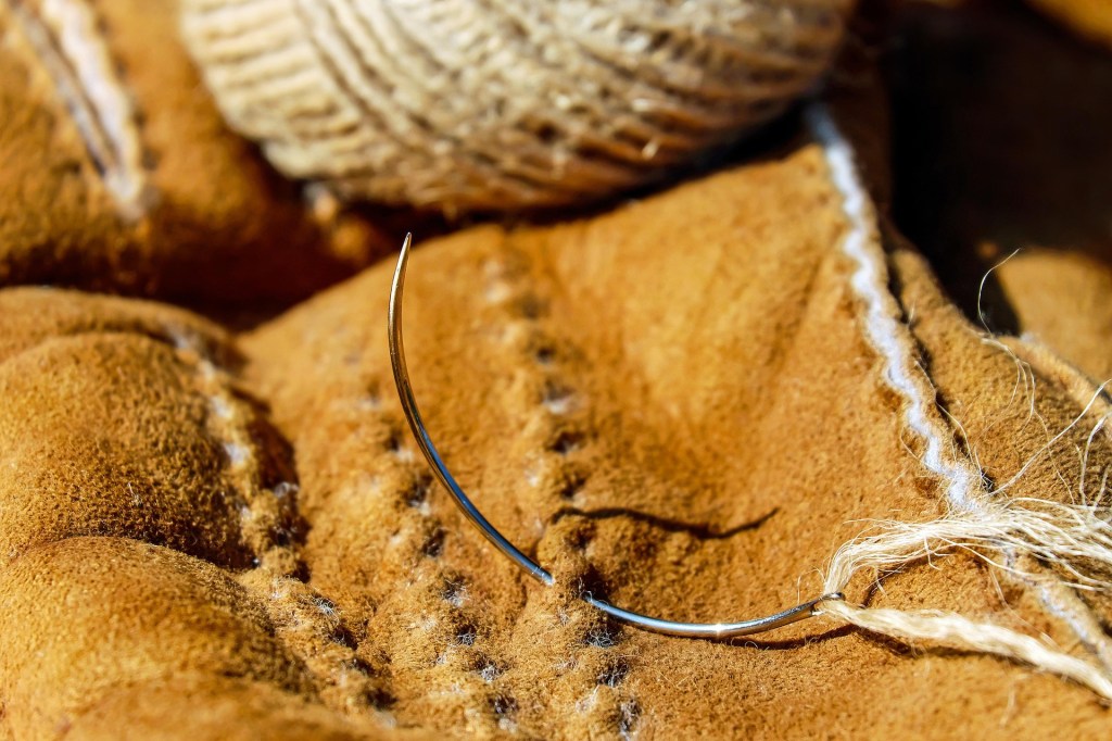 Заплата на ветхой&nbsp;одежде